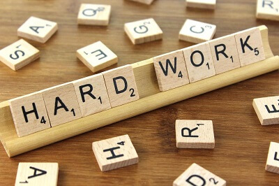 Nápis Hard Work scrabble